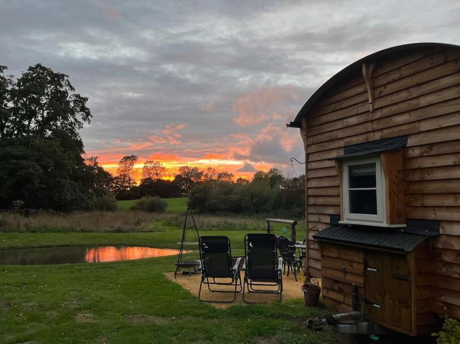 Mountbatten Shepherds Hut & Buckhurst Shepherds Hut Ashford  Bagian luar foto