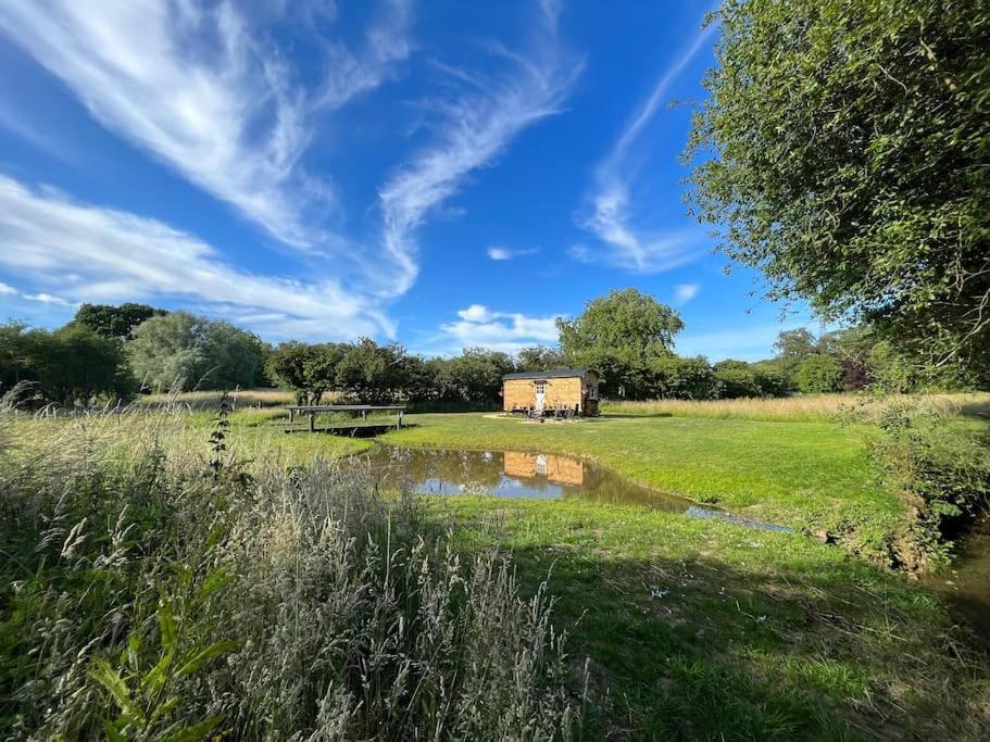 Mountbatten Shepherds Hut & Buckhurst Shepherds Hut Ashford  Bagian luar foto