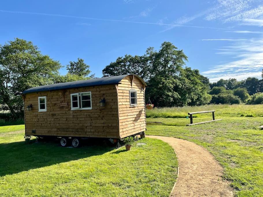 Mountbatten Shepherds Hut & Buckhurst Shepherds Hut Ashford  Bagian luar foto