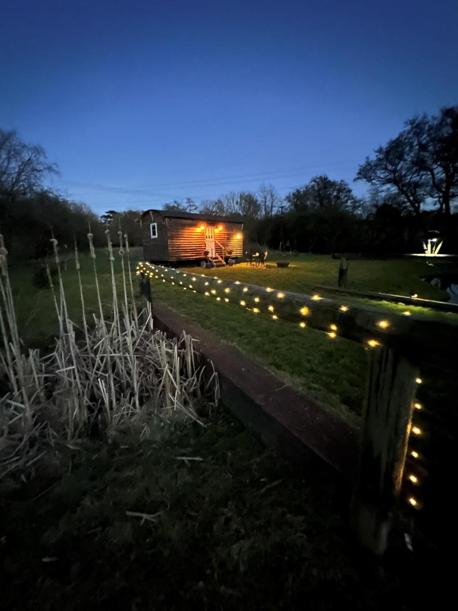 Mountbatten Shepherds Hut & Buckhurst Shepherds Hut Ashford  Bagian luar foto