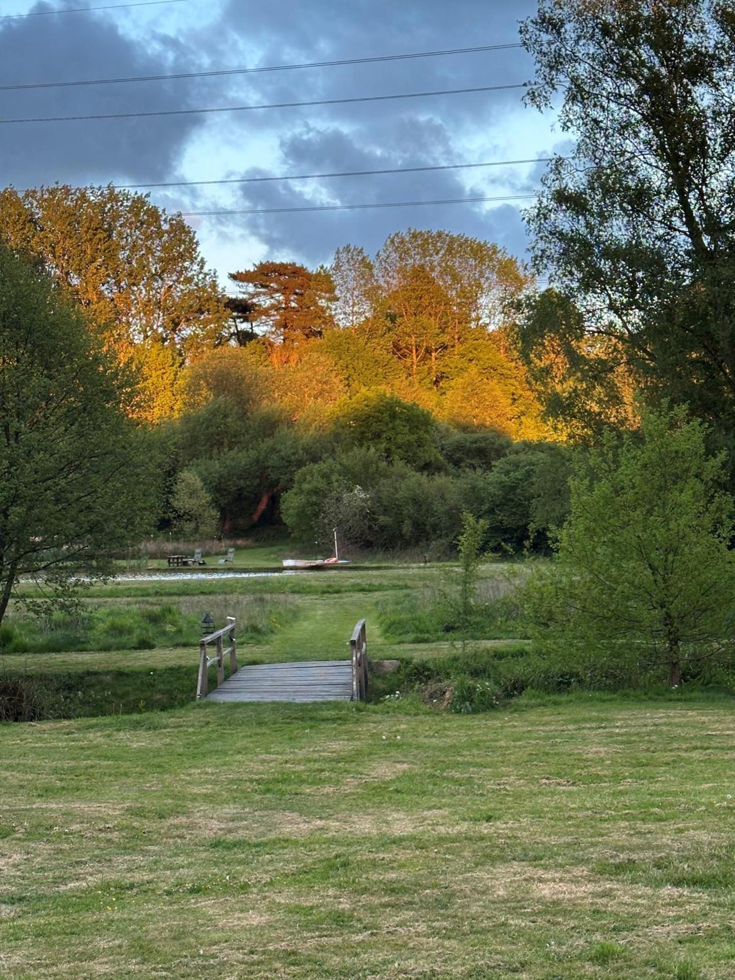 Mountbatten Shepherds Hut & Buckhurst Shepherds Hut Ashford  Bagian luar foto