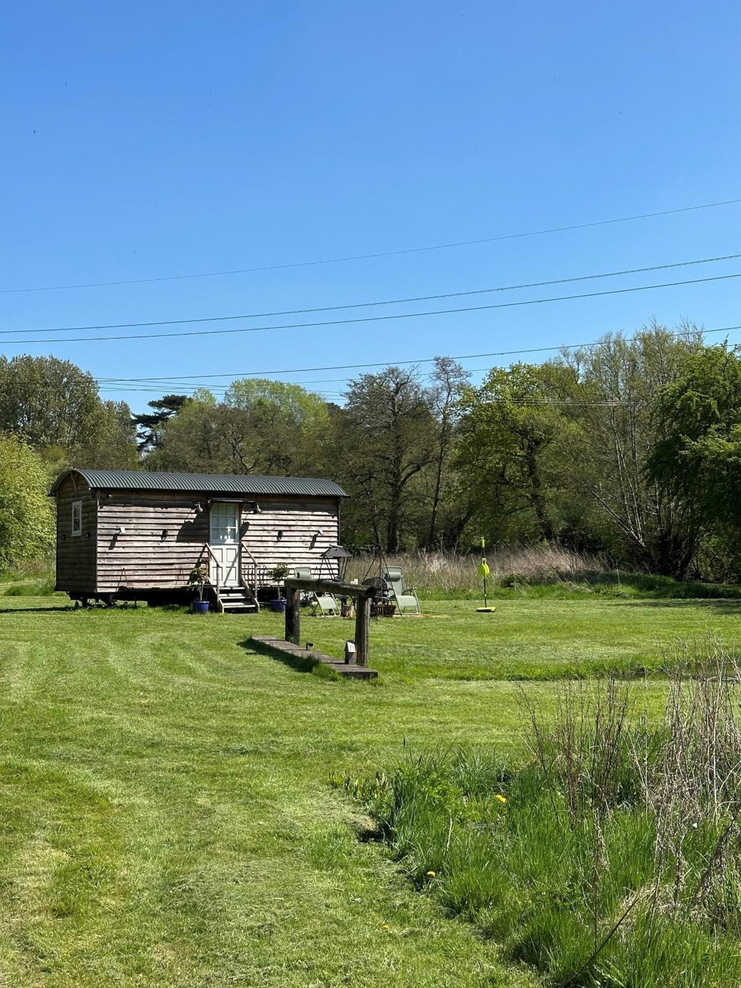 Mountbatten Shepherds Hut & Buckhurst Shepherds Hut Ashford  Bagian luar foto