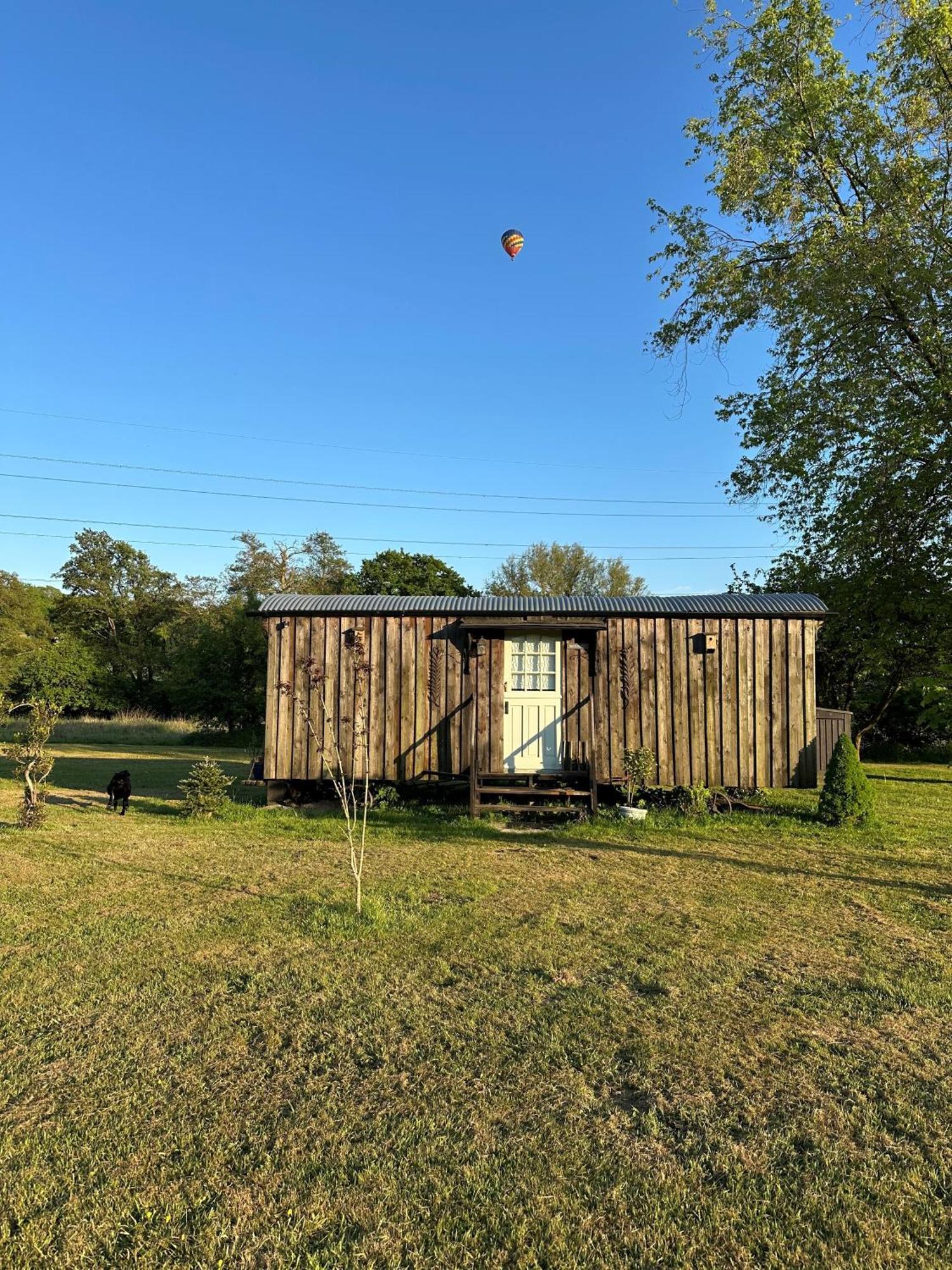 Mountbatten Shepherds Hut & Buckhurst Shepherds Hut Ashford  Bagian luar foto